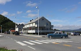 Ulvsvag Gjestgiveri Og Fjordcamping As