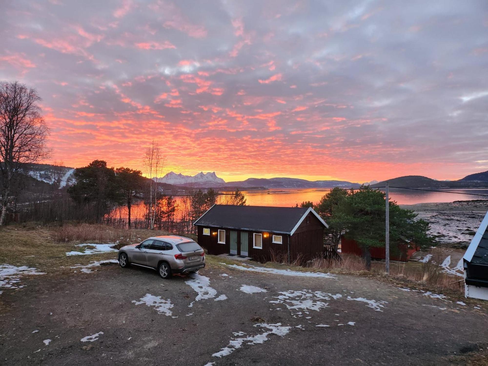 Ulvsvag Gjestgiveri Og Fjordcamping As Eksteriør billede
